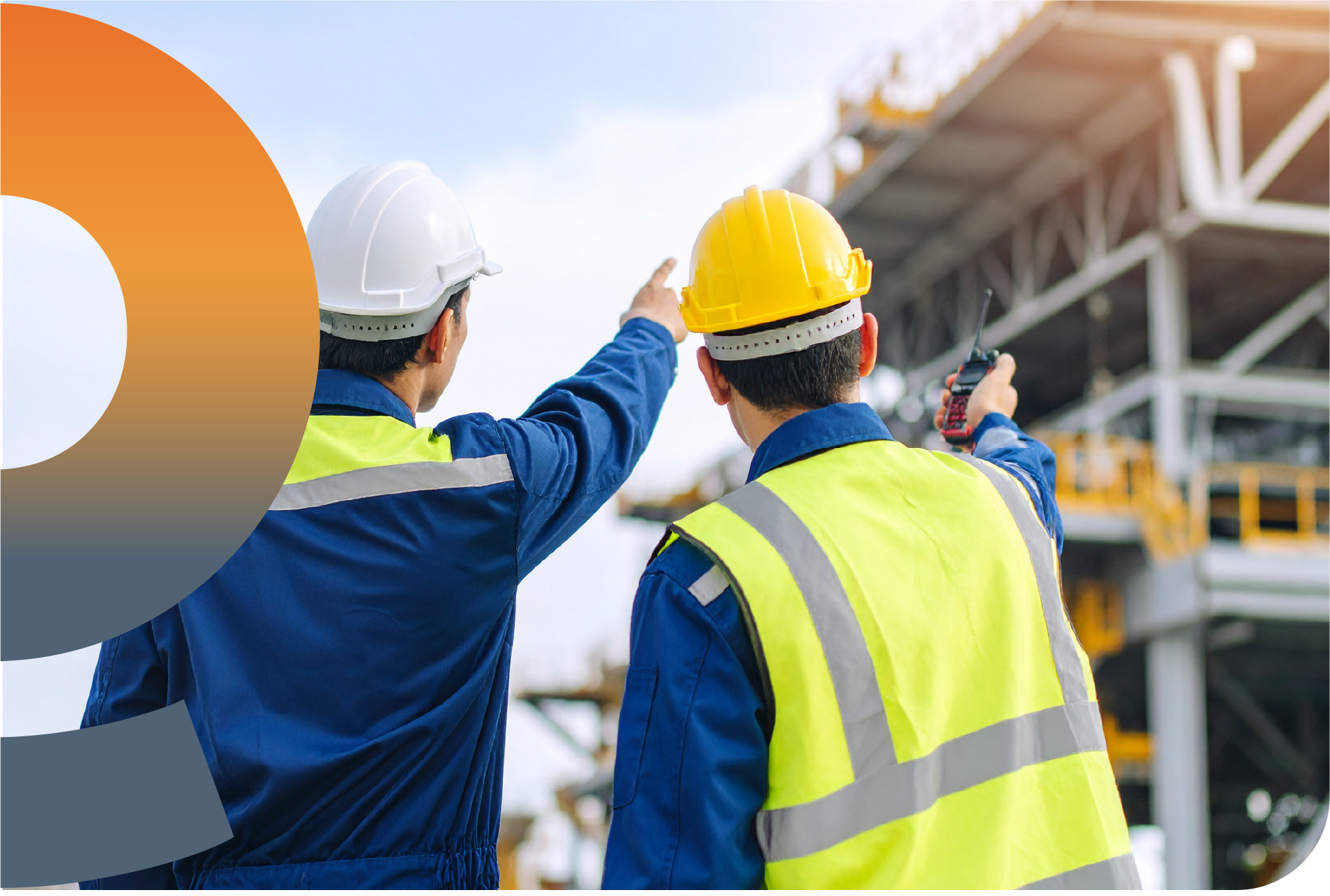 Trabajadores de construcción con cascos de seguridad